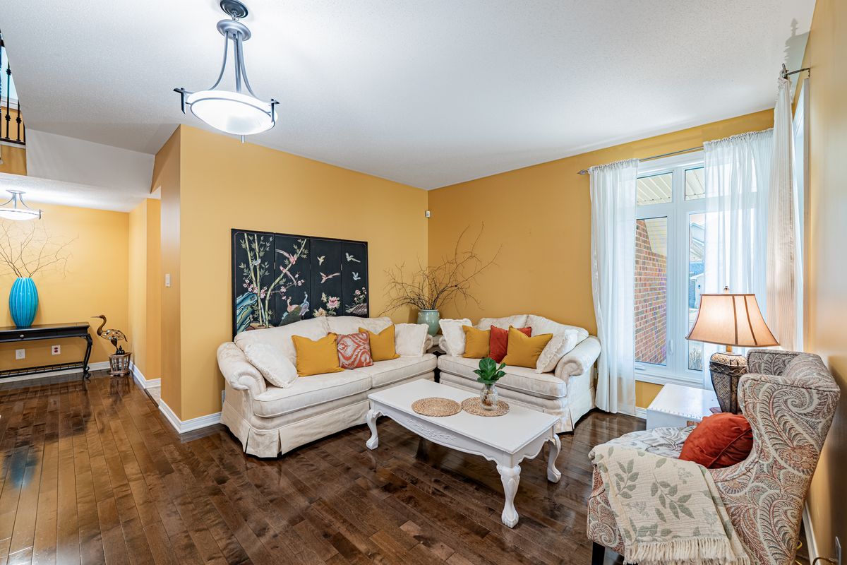 5 Thunderbird Crescent