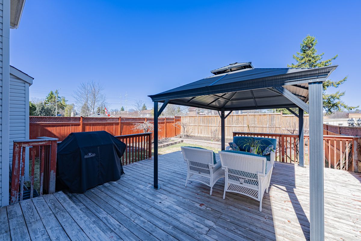 5 Thunderbird Crescent