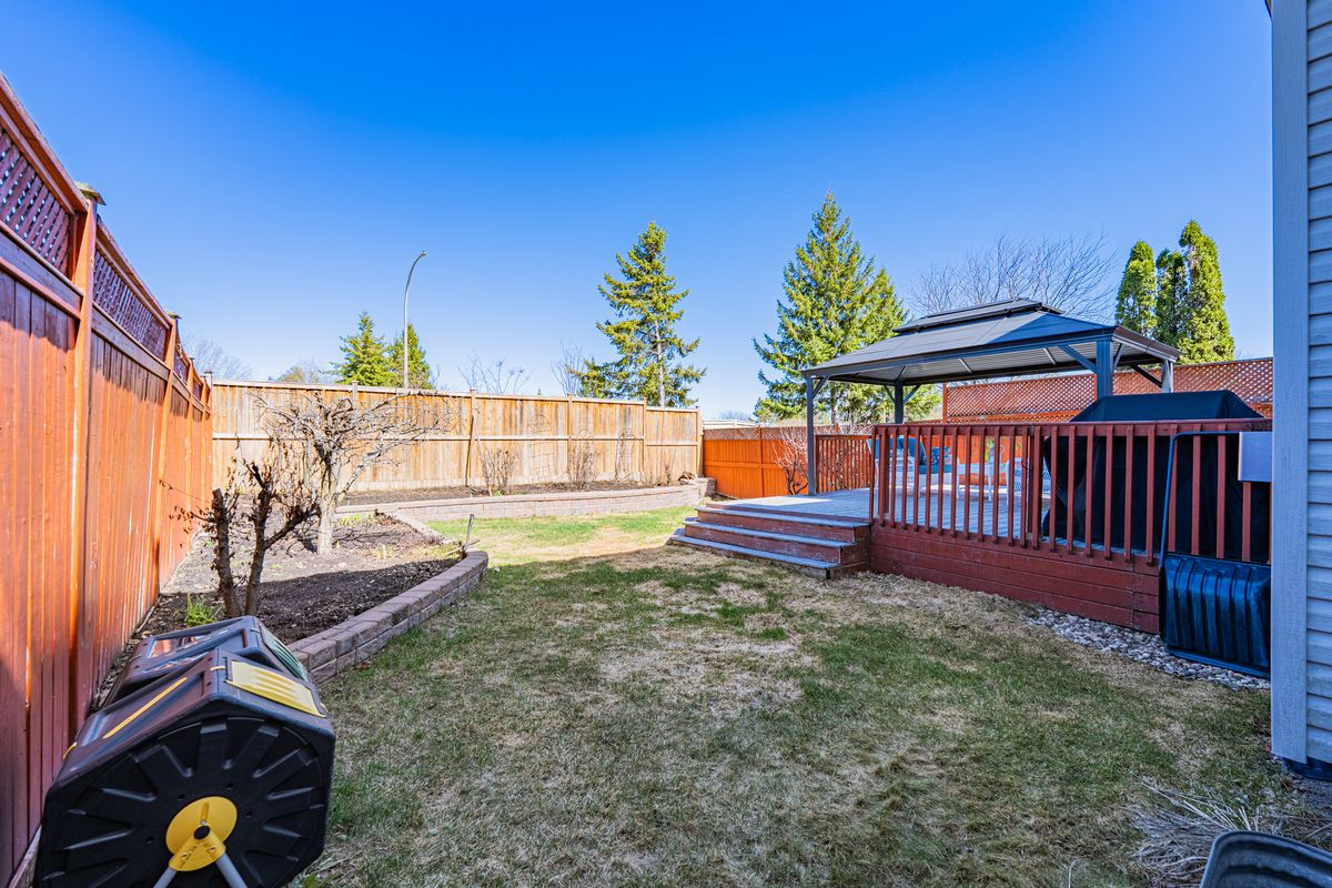 5 Thunderbird Crescent