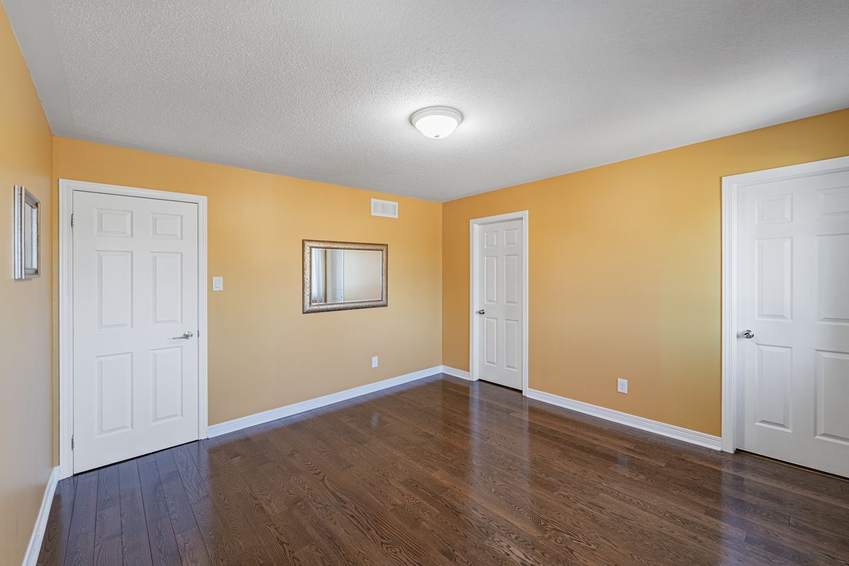 5 Thunderbird Crescent