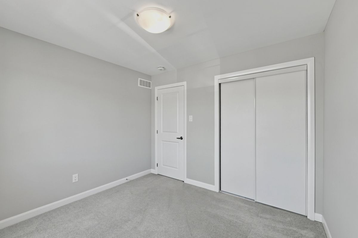 568 Lilith St