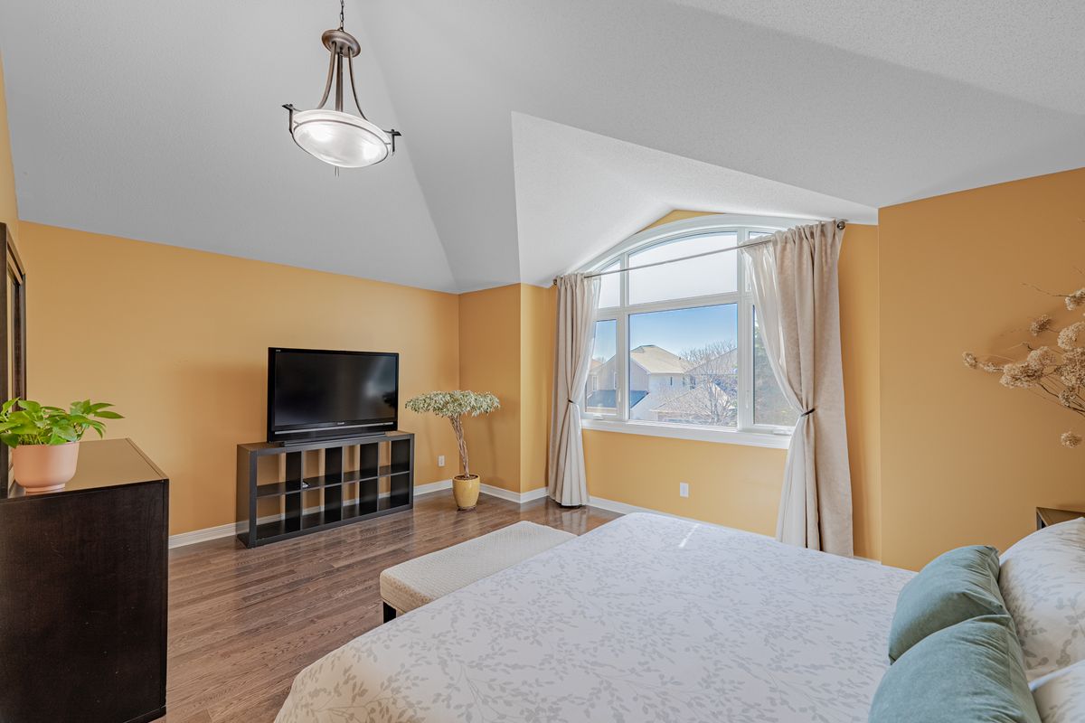 5 Thunderbird Crescent