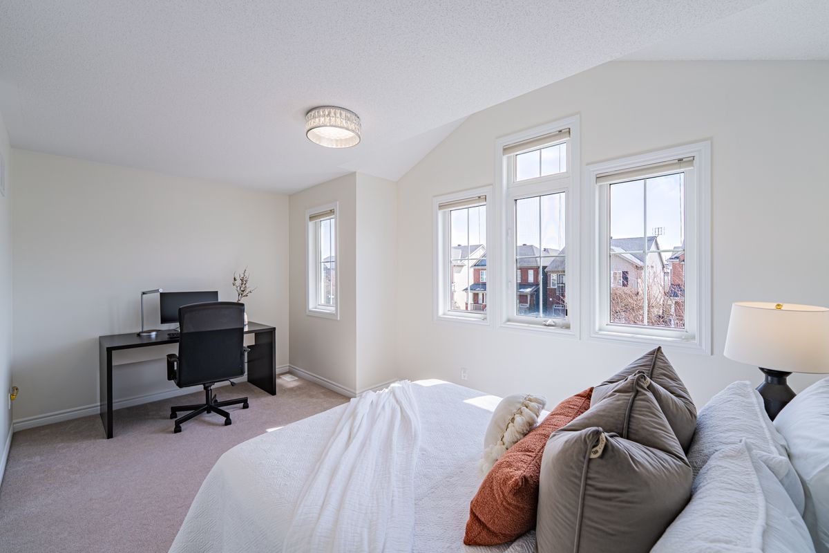 572 Dundonald Dr