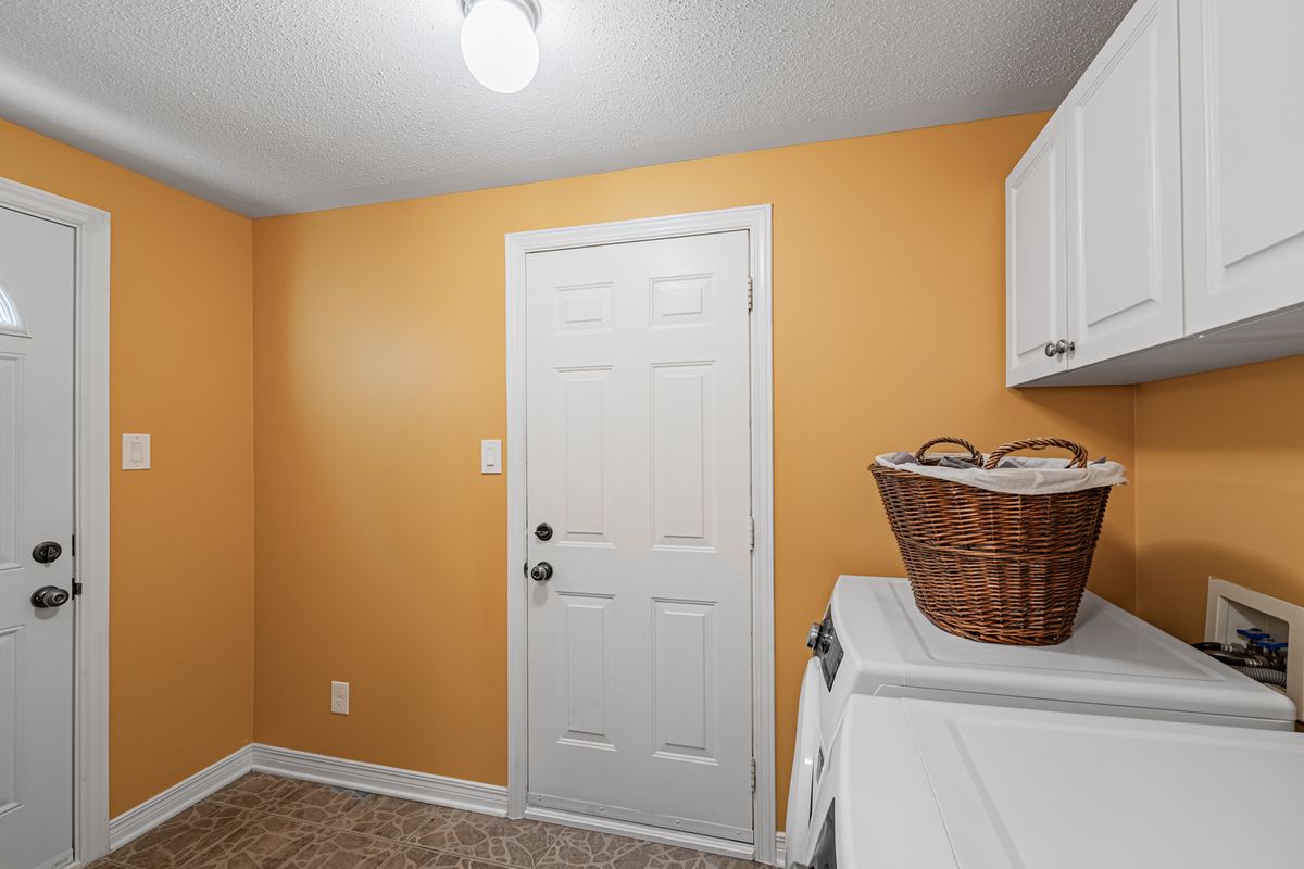 5 Thunderbird Crescent