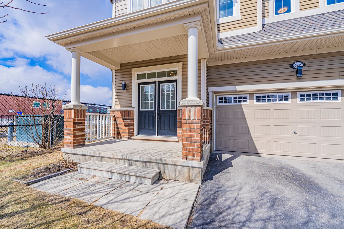 572 Dundonald Dr