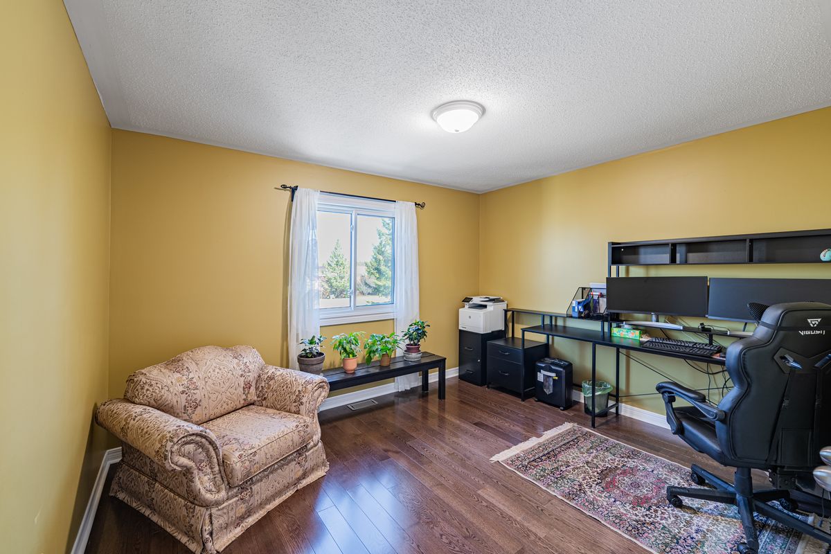 5 Thunderbird Crescent