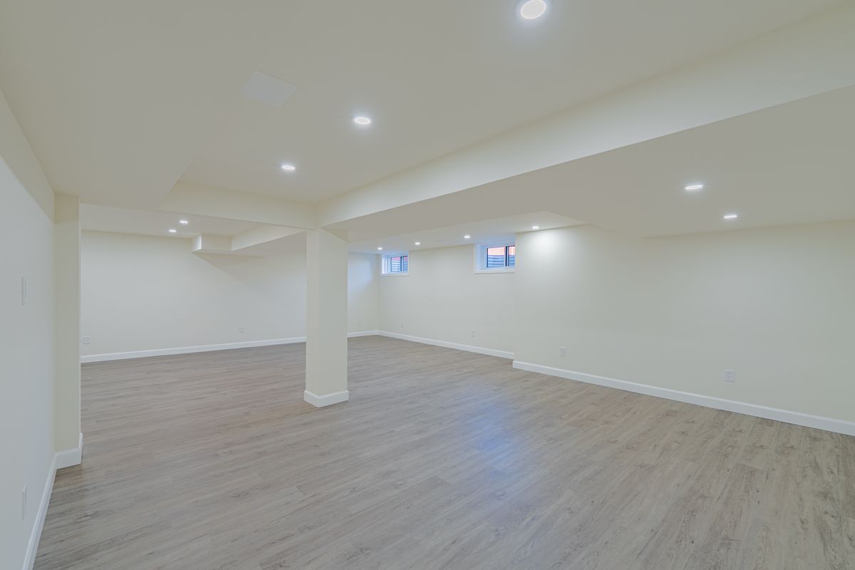 5 Thunderbird Crescent