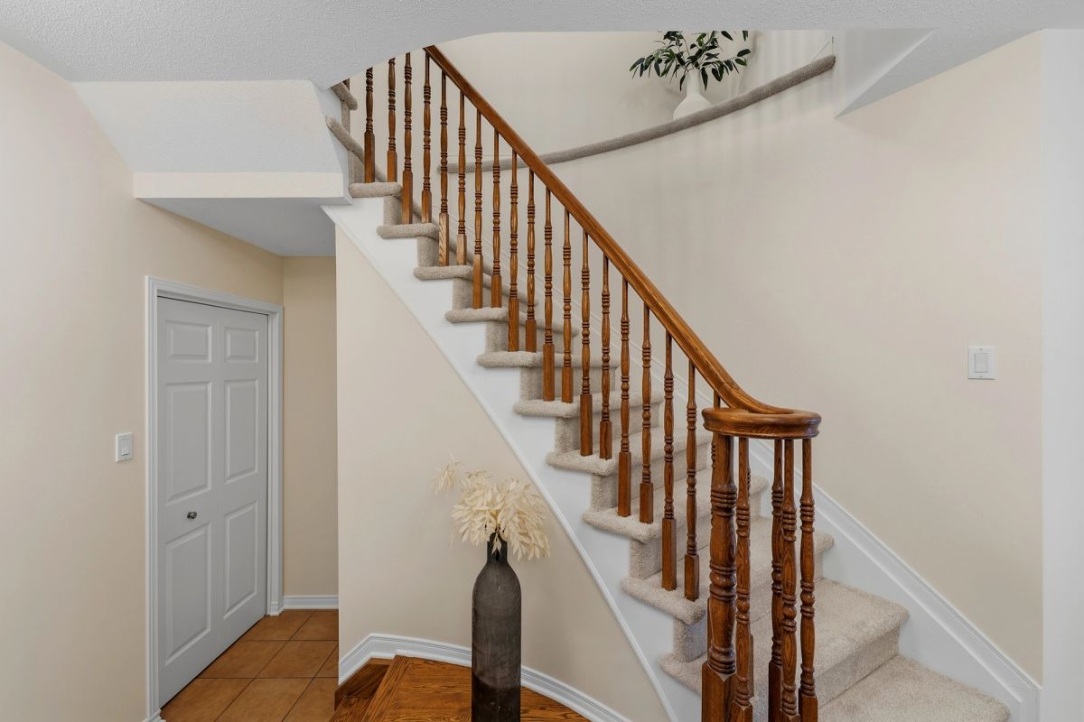 12 Angus Dr