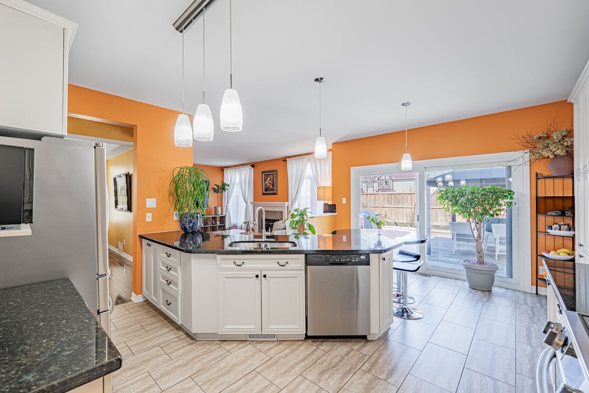 5 Thunderbird Crescent