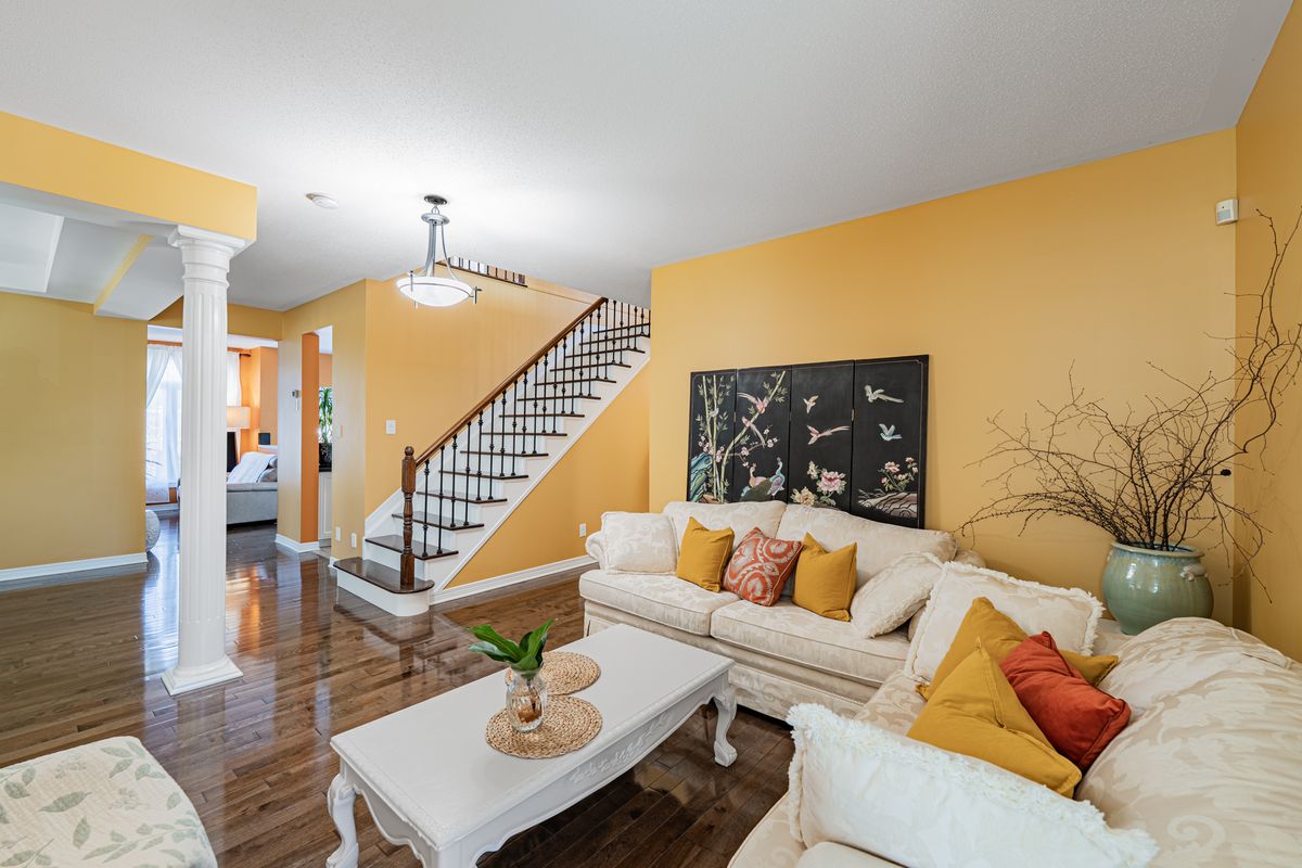 5 Thunderbird Crescent