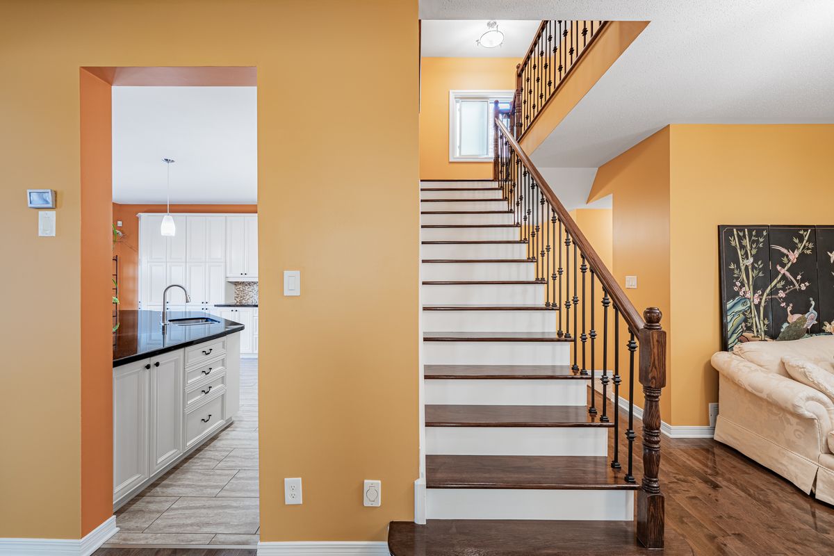 5 Thunderbird Crescent