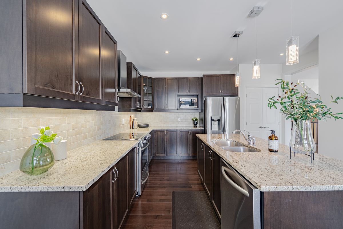 572 Dundonald Dr