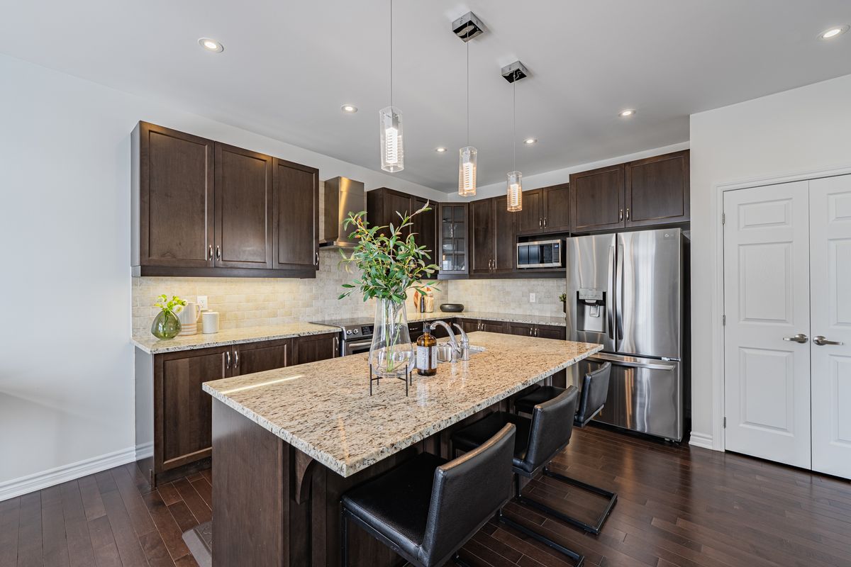 572 Dundonald Dr