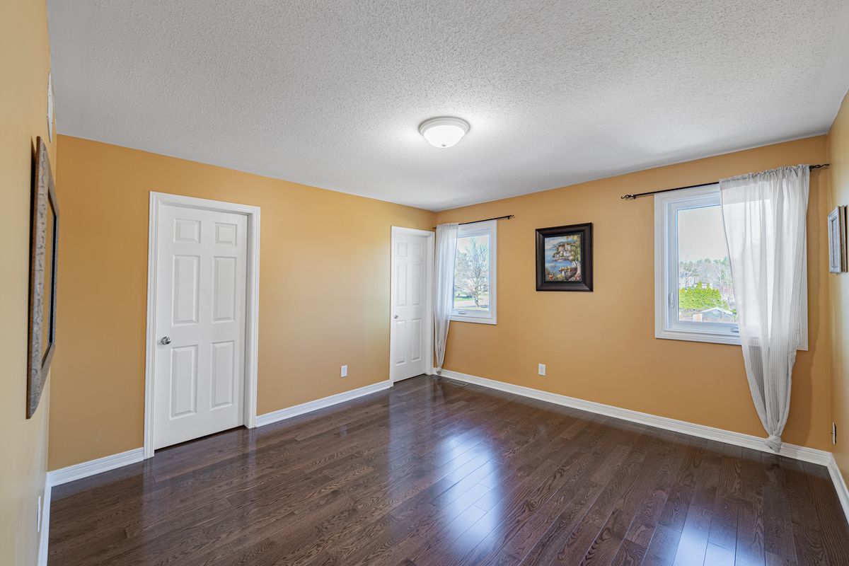 5 Thunderbird Crescent
