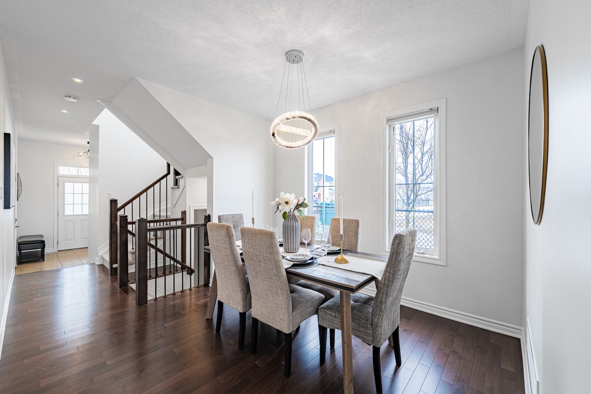 572 Dundonald Dr