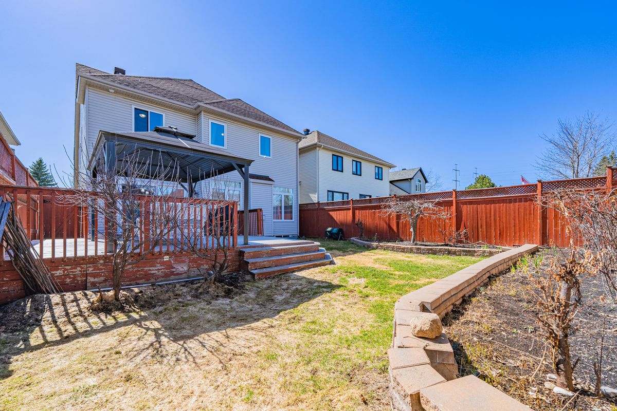 5 Thunderbird Crescent
