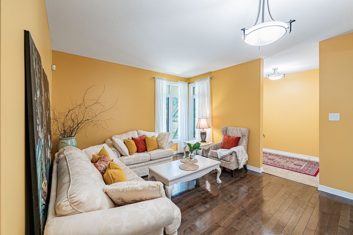 5 Thunderbird Crescent