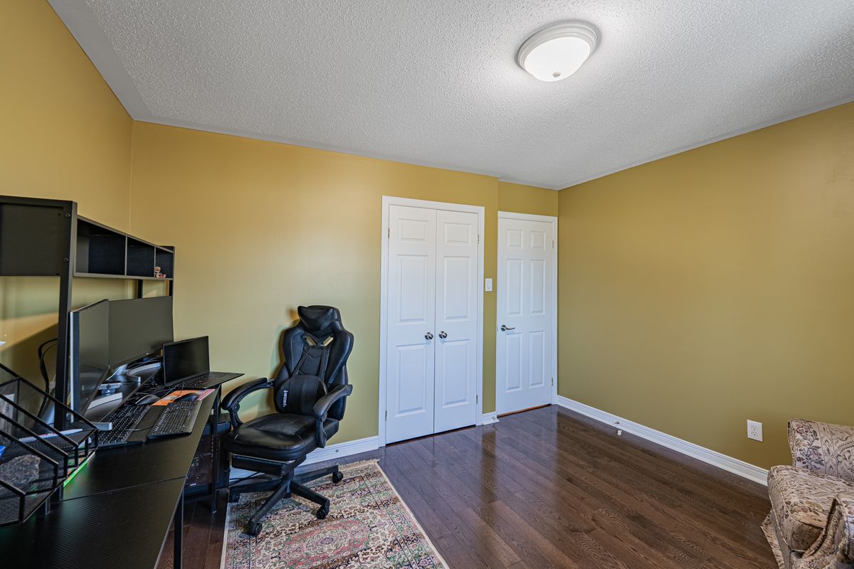 5 Thunderbird Crescent
