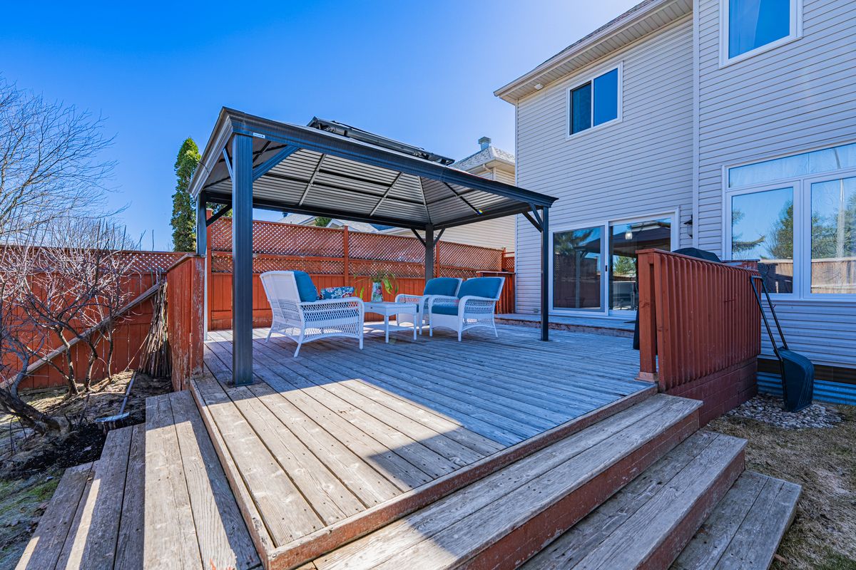 5 Thunderbird Crescent