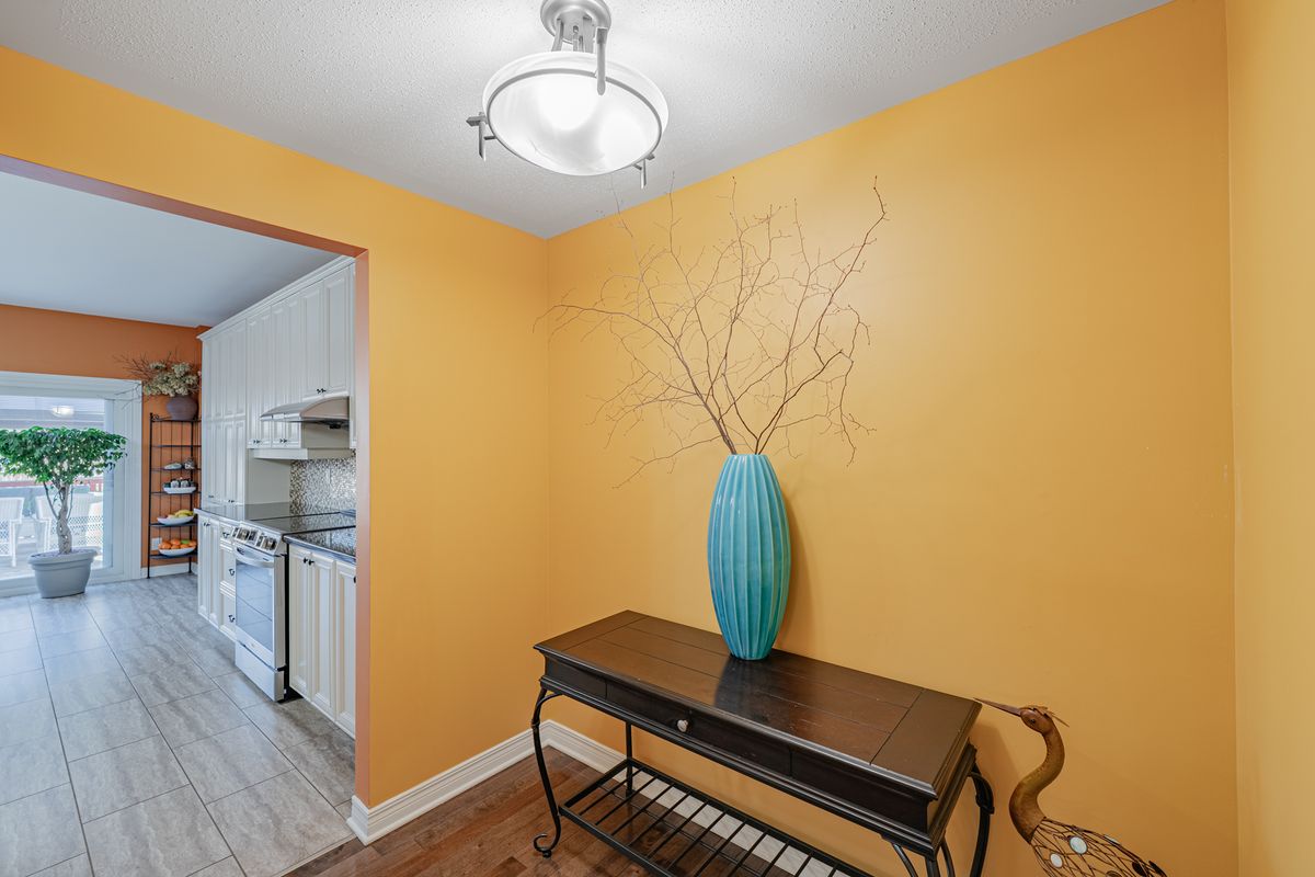 5 Thunderbird Crescent