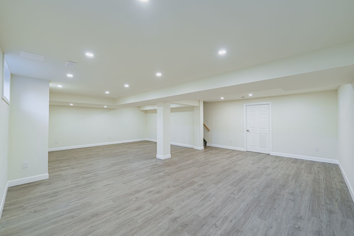 5 Thunderbird Crescent