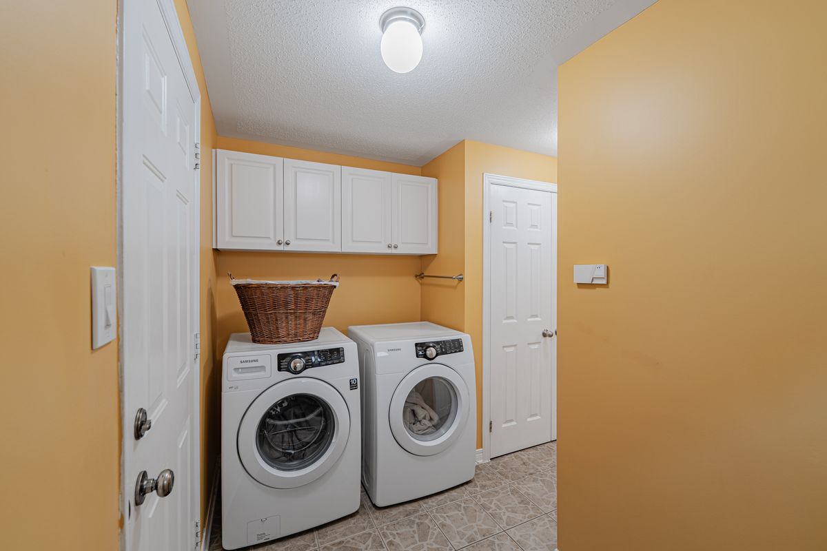 5 Thunderbird Crescent
