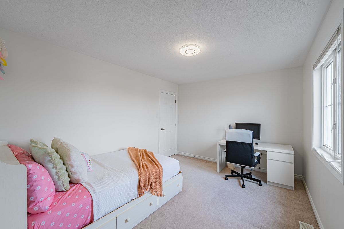 572 Dundonald Dr