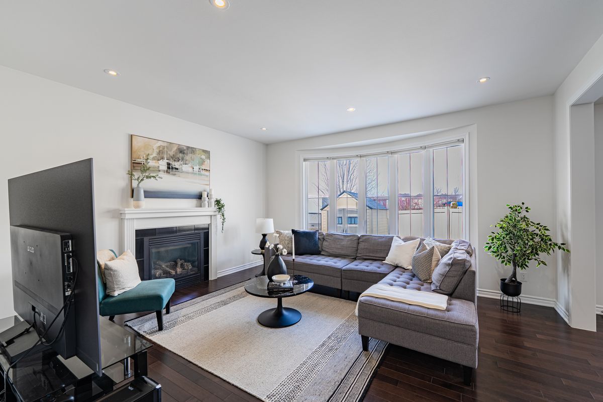 572 Dundonald Dr