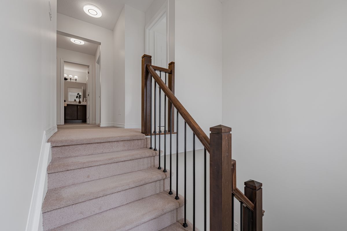 572 Dundonald Dr