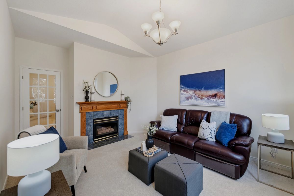 12 Angus Dr