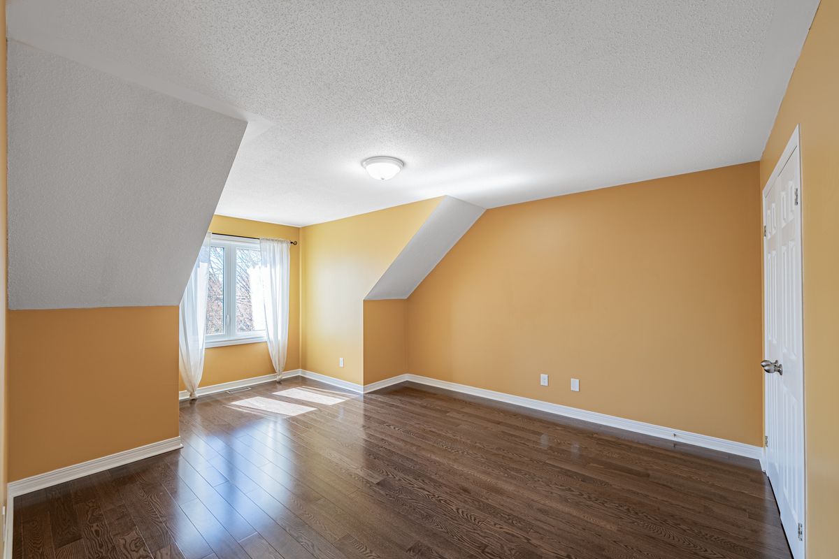 5 Thunderbird Crescent