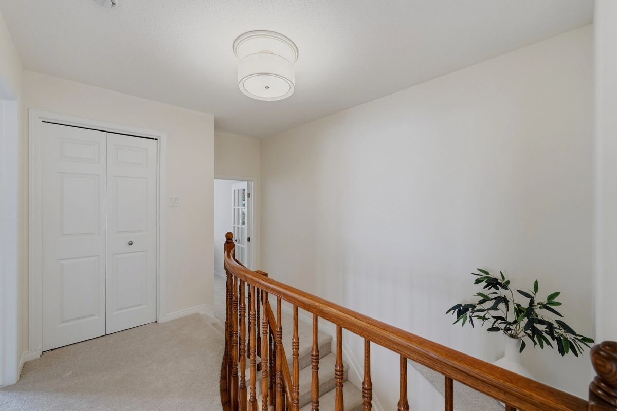 12 Angus Dr
