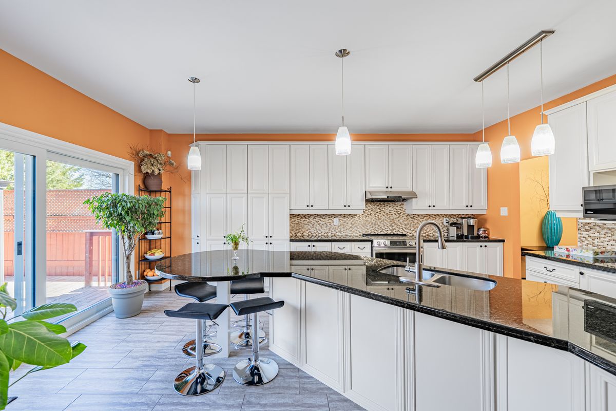 5 Thunderbird Crescent