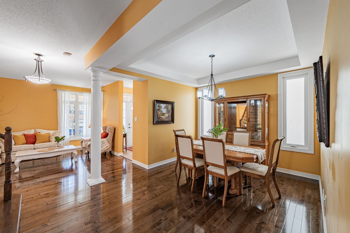 5 Thunderbird Crescent