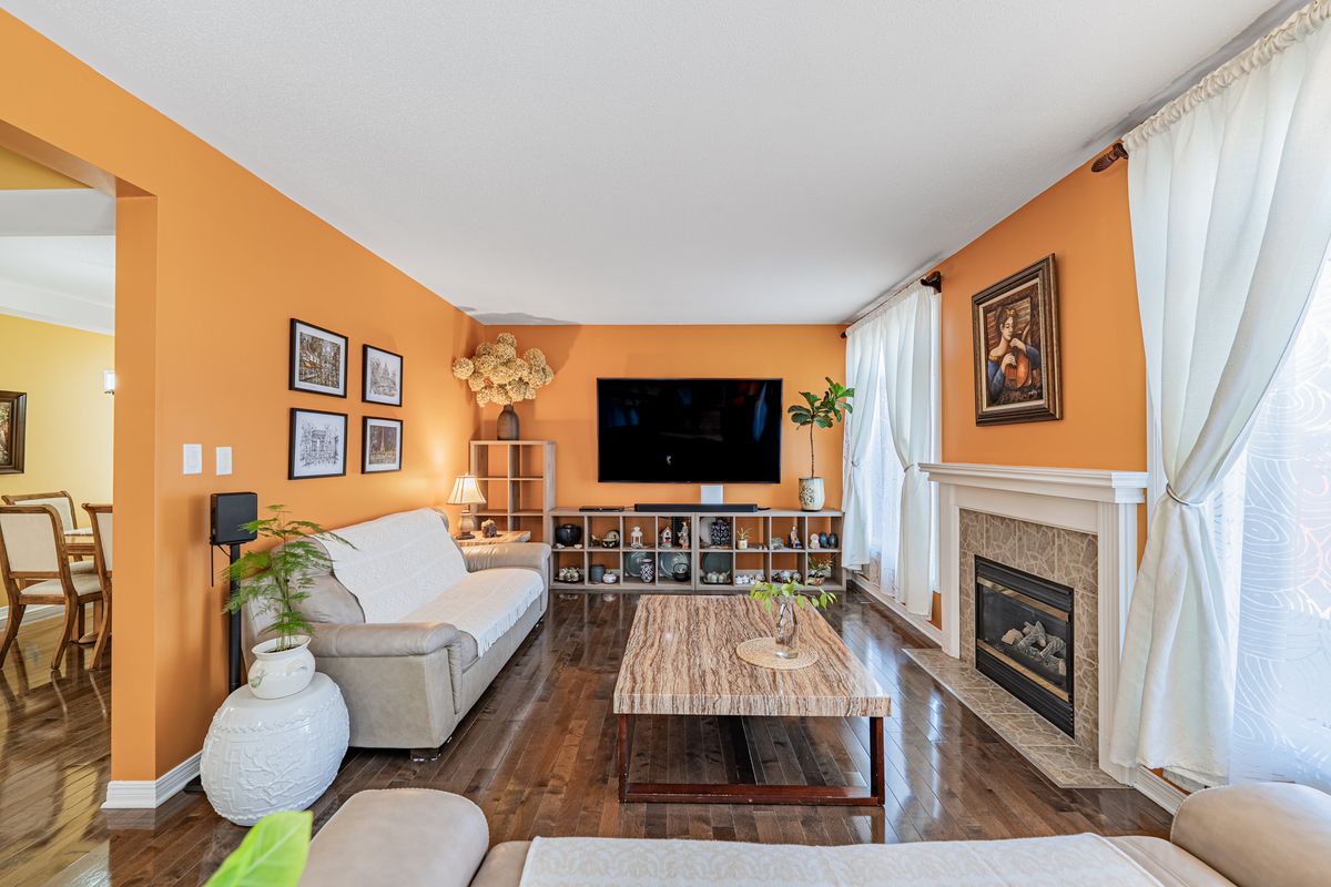 5 Thunderbird Crescent
