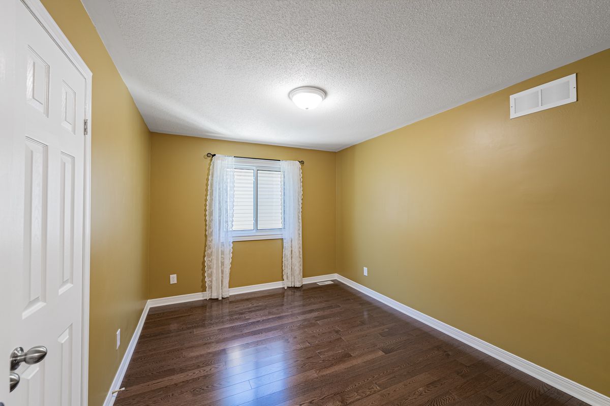 5 Thunderbird Crescent