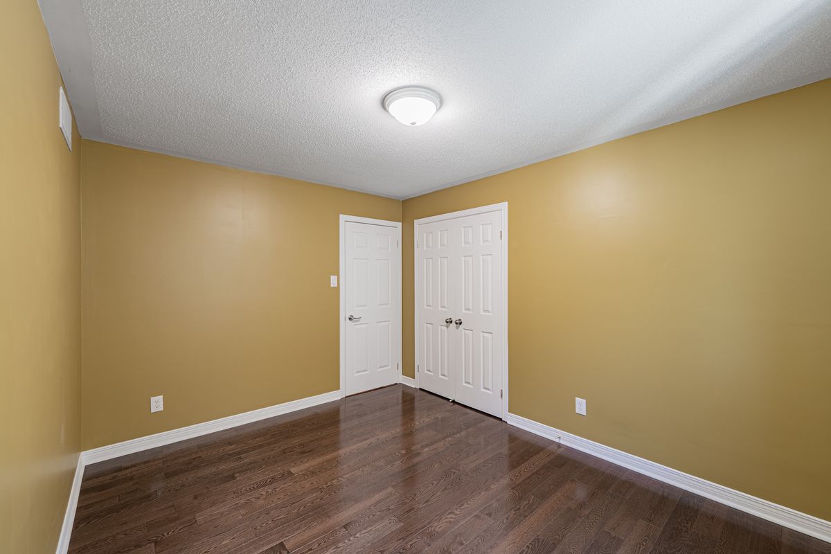 5 Thunderbird Crescent