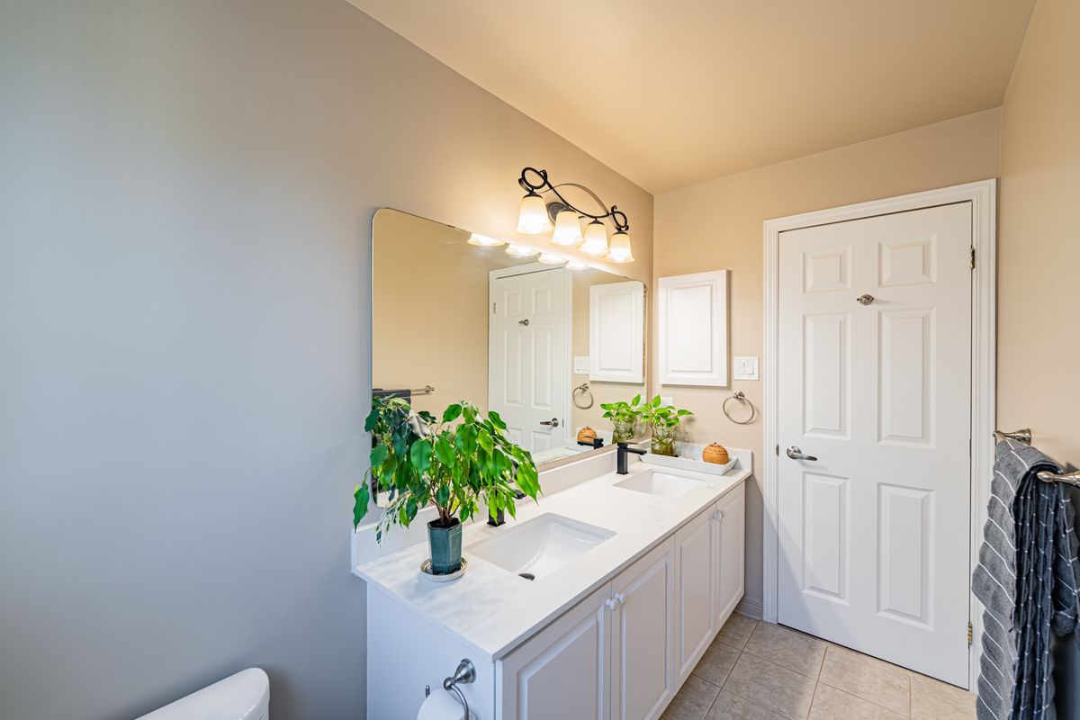 5 Thunderbird Crescent