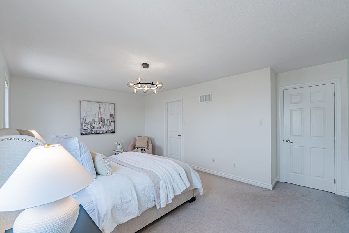 572 Dundonald Dr