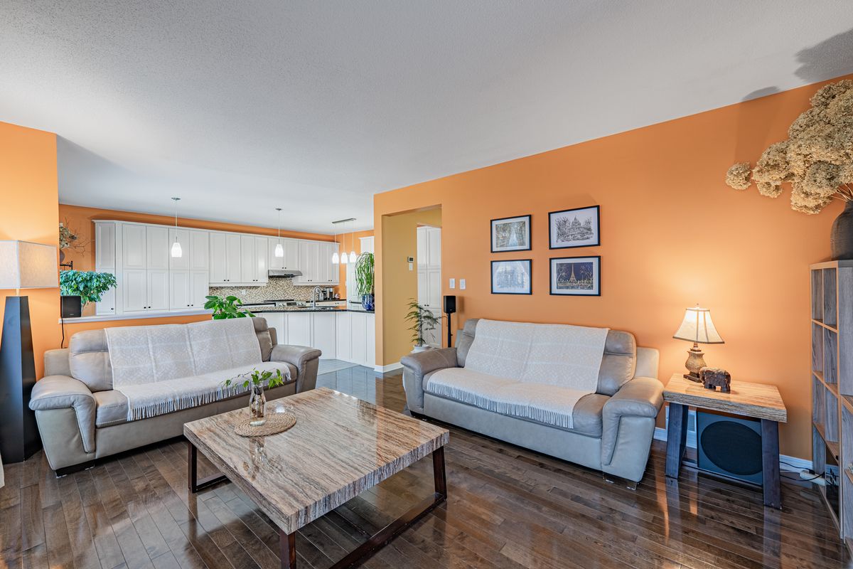 5 Thunderbird Crescent