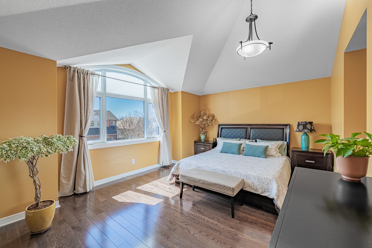 5 Thunderbird Crescent