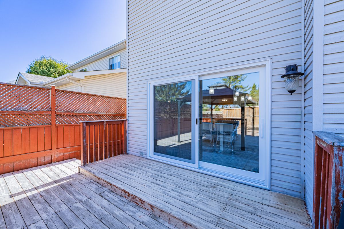 5 Thunderbird Crescent