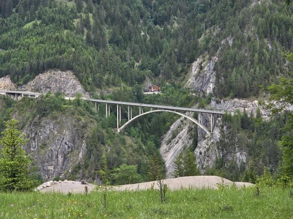 Gamstalbrücke im Halbprofil von der Wiese, Gaichtpassstüberl im Hintergrund