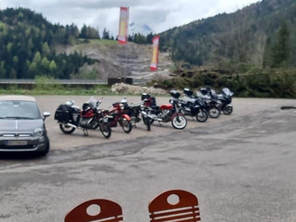 Motorräder auf dem Parkplatz des Gaichtpassstüberl