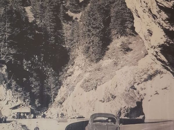 Historisches Schwarzweißfoto: VW Käfer auf der alten Passstraße direkt am Stüberl (vor 1980)