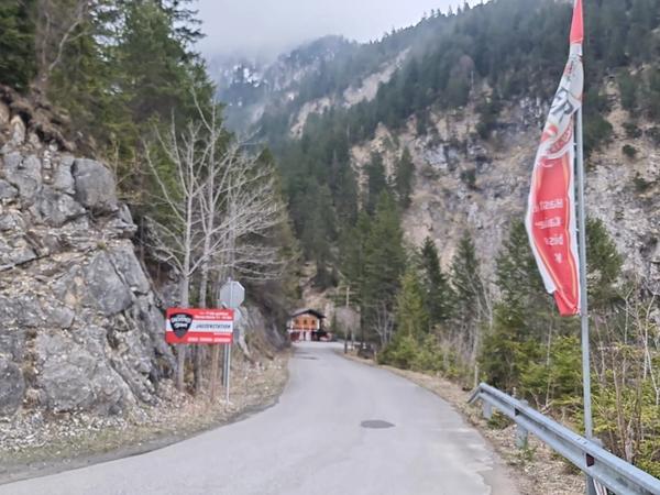 Zufahrtsstraße zum Gaichtpassstüberl mit Hinweisschildern