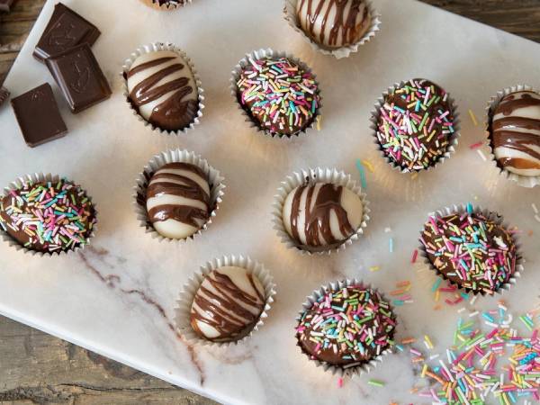 Hjemmelaget marsipan med sjokolade og strøssel.