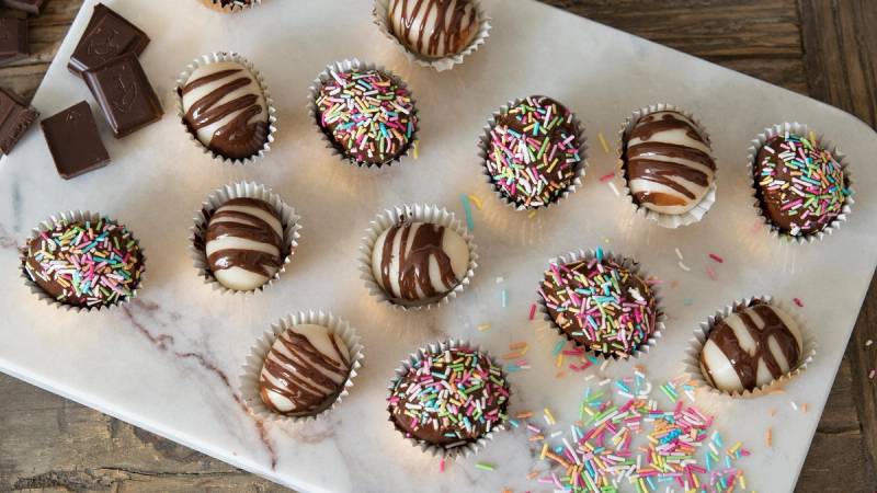 Hjemmelaget marsipan med sjokolade og strøssel.