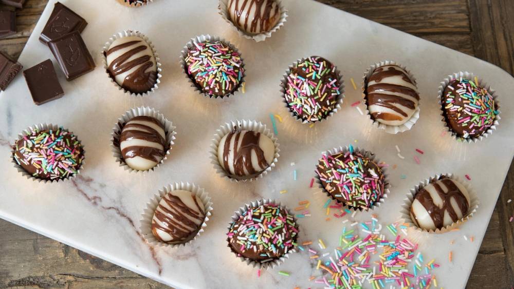 Hjemmelaget marsipan med sjokolade og strøssel.