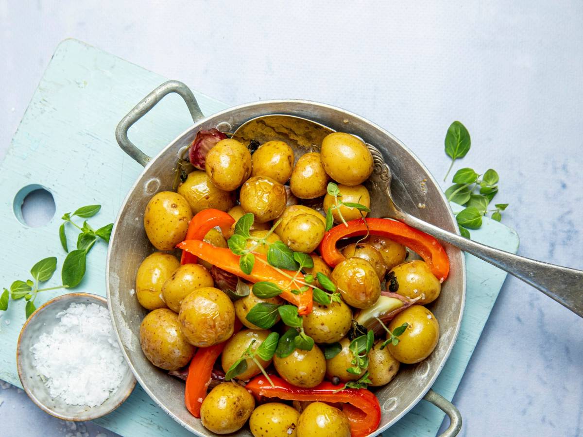 Bakte perlepoteter med paprika og urter på en tallerken, ser ut som en ferdig rett.